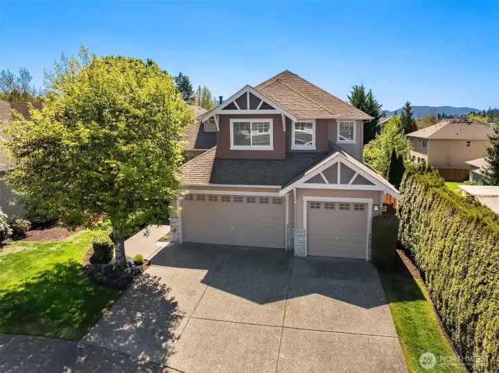 Welcome to this well-maintained 4-bedroom, 2.75-bathroom Murray Franklyn home on a quiet cul-de-sac located in the coveted Vintage Avignon neighborhood.