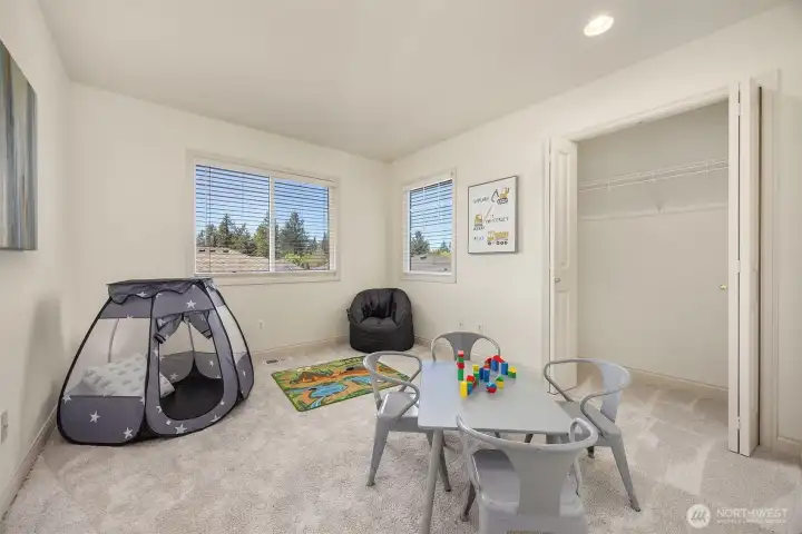 Second upstairs guest bedroom.