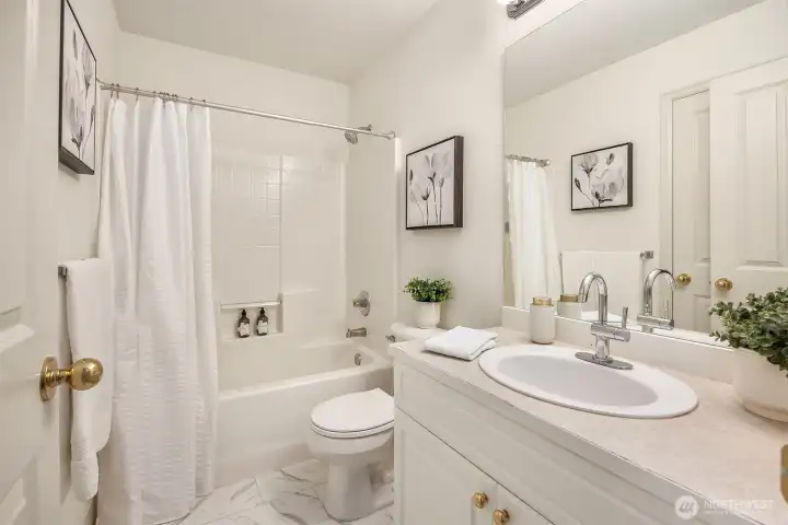 Upstairs full guest bathroom.