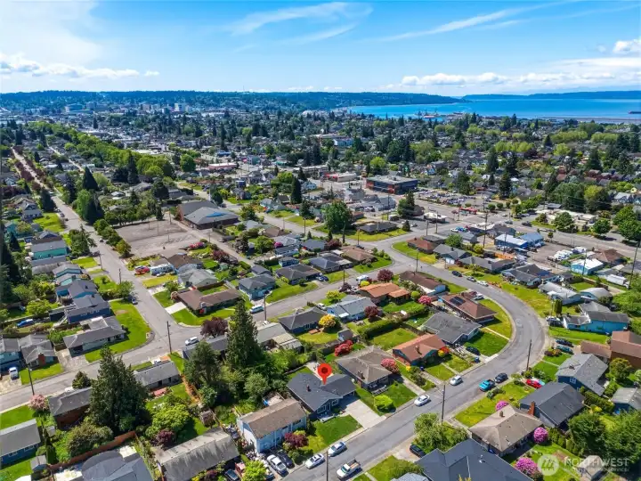 The Everett waterfront is minutes away via the Grand Avenue Park Bridge.