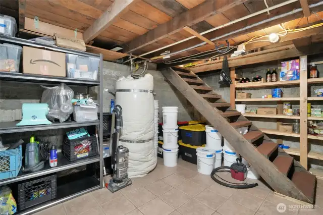 Exceptional amount of storage in cellar/basement, location of water heater