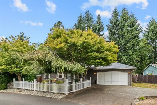 Charming single story home nestled off a cul-de-sac in the heart of Marysville awaits your arrival.