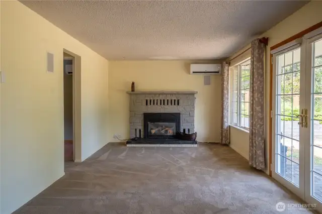 Living Room w/gas fireplace