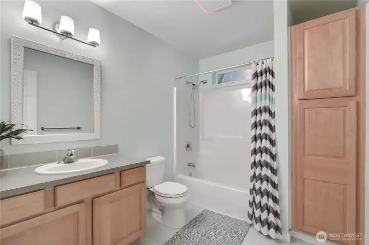 Kids/Guest full bath.