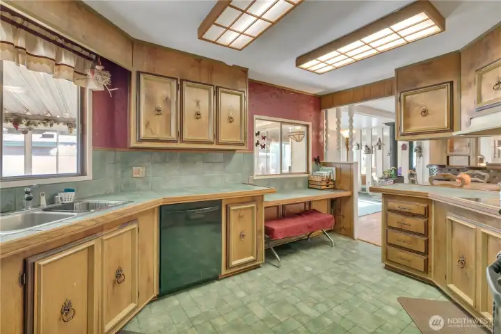 Lots of storage & all appliances stay ~