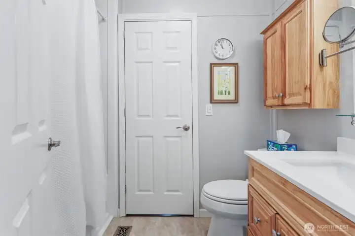 Updated hall full bathroom