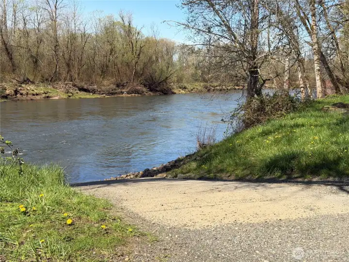 Located just 5 minutes from a Chehalis River boat launch, this area is renowned for its thriving steelhead and salmon runs.
