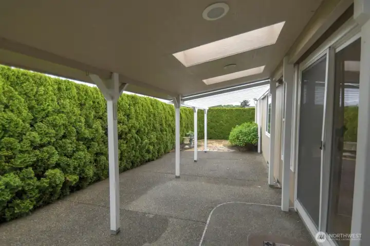 Private hedge is maintained by the HOA