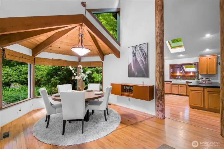 Dining Area right off the Kitchen. Handy! Dining Area right off the Kitchen. Handy!