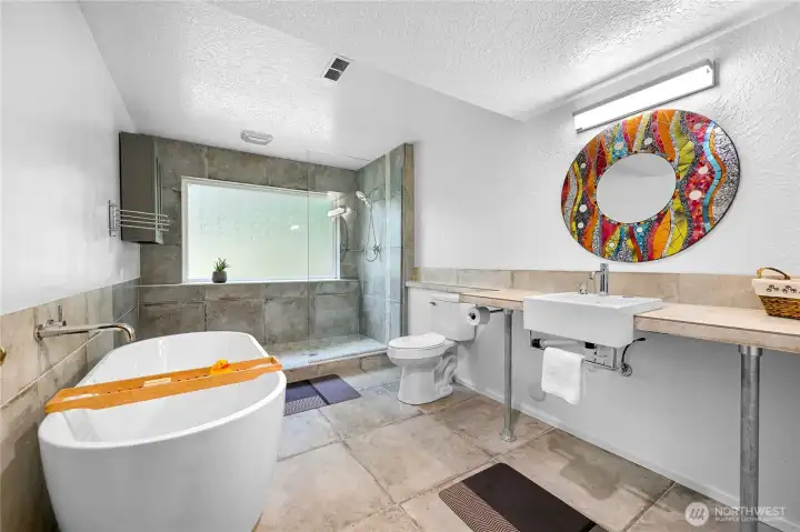 Downstairs/Guest Bathroom w/Soaking Tub Downstairs/Guest Bathroom w/Soaking Tub