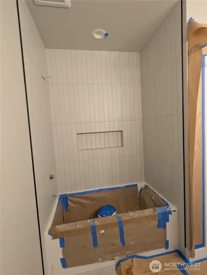 shared main bathroom tub/shower combo