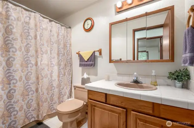 Upper full bathroom