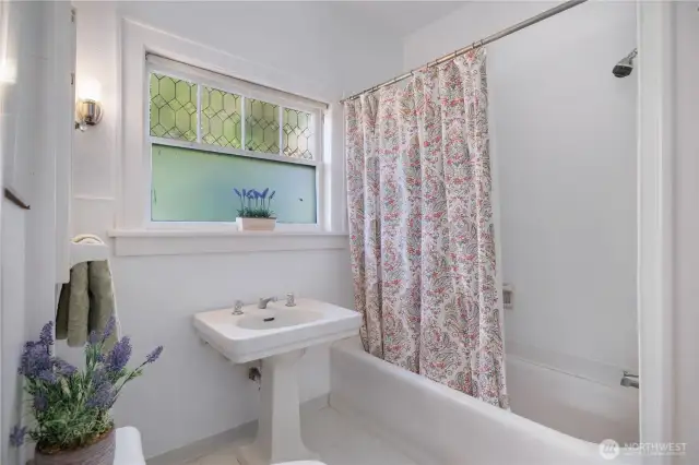 Main floor primary continental bath