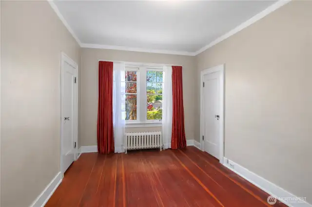 Middle bedroom