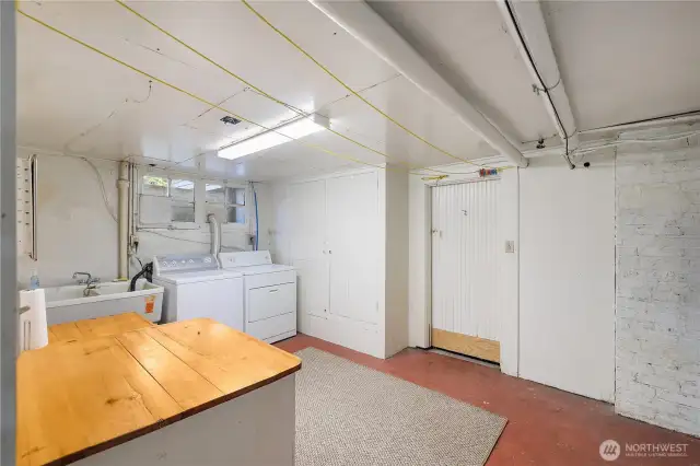Utility room with sink. Washer & dryer stay