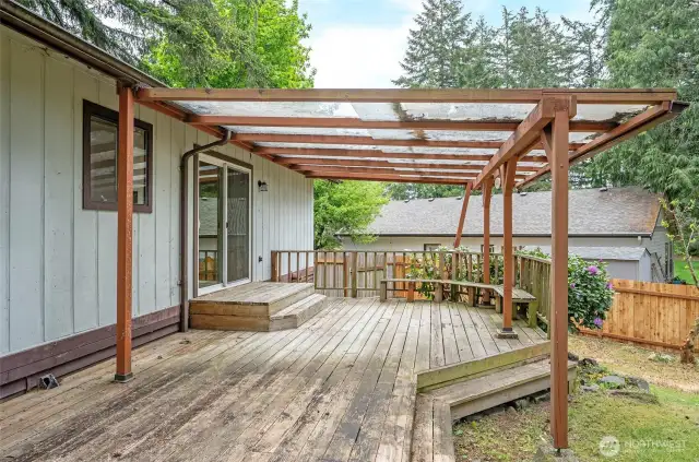 Large covered rear deck.