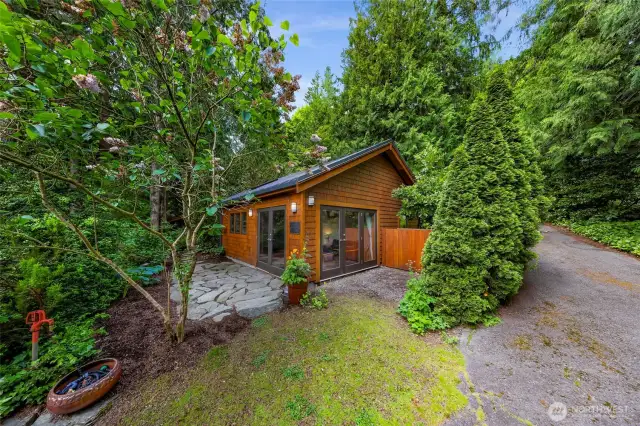 Nestled in the landscape, LAKESIDE’s 550sf Guest House accommodates extended-stay house guests. Designed as a retreat, with its own 3/4 bathroom, separate bedroom, kitchenette with eating space and living area. Finished in materials that coordinate with the main home.