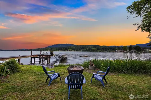 Lower your boat perched on dry boat lift: meander down the lake, admiring (or visiting) your neighbors’ waterfront estates. Or just sit and have a Smore.