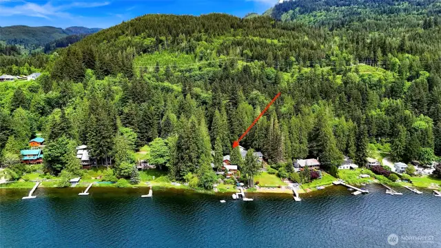 Lake Samish: spectacular green scenery, expansive blue skues and crystal-clear water.