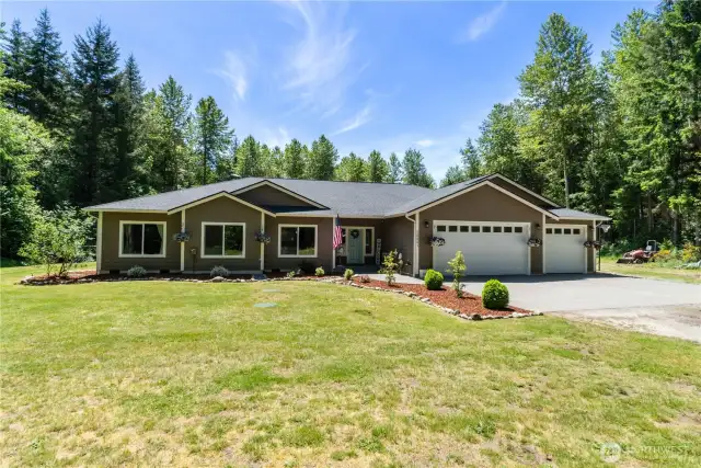 Country living at its finest! Spacious rambler with 4 bedrooms plus a bonus room. Fully finished 3 car garage with 8ft doors and plenty of outside parking for all your toys.