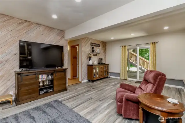 Spacious rec room downstairs with modern lighting (installed 2018)