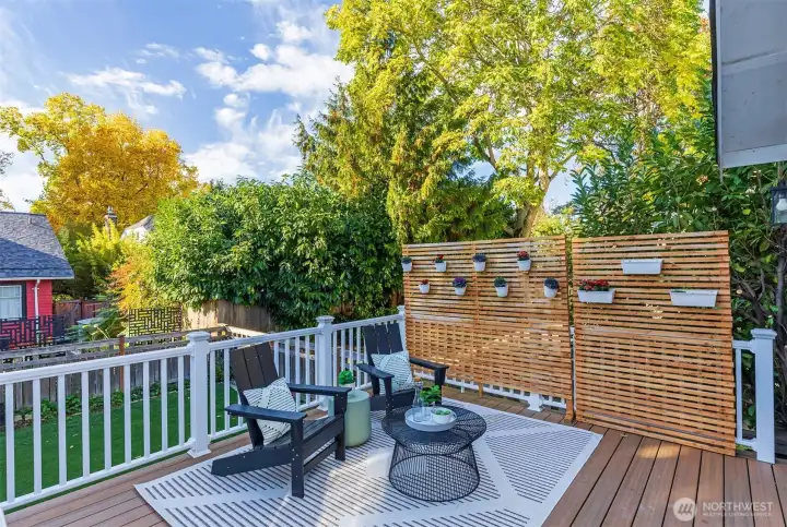 Large trex deck for entertaining off of dining