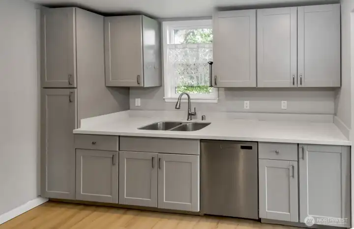 Tons of kitchen storage space!