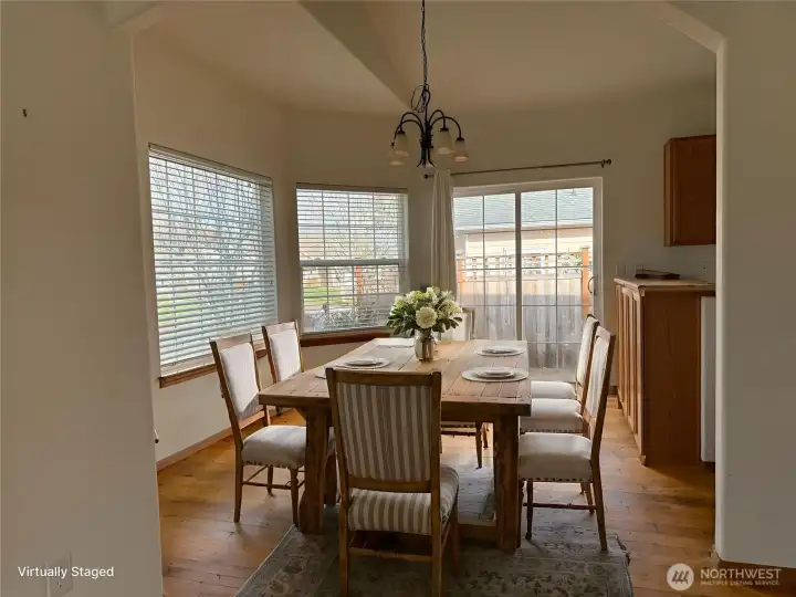 Virtually staged dining room