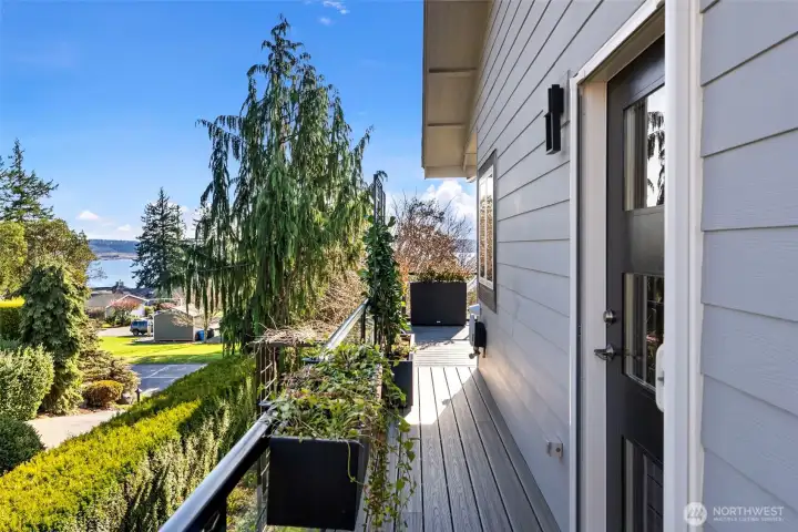 The side deck connects to the front deck. Great for taking food to front and also for maintaining the side of the home and windows all along the front.