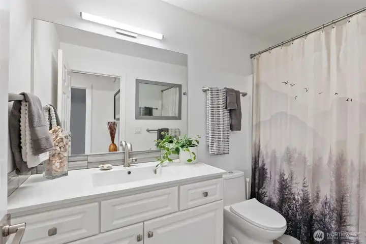 lower (main level) Full bath.