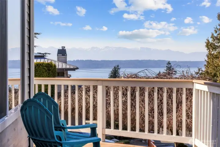 Relax in the patio while enjoy the mountain and ferry