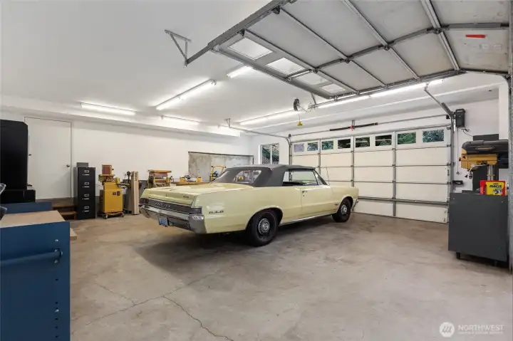 Attached garage - 1562 sf