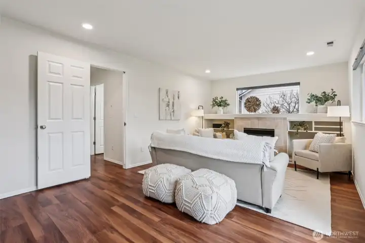 Lower level rec room w/gas FP