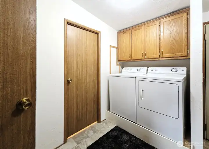 Laundry Room with appliances and additional sink