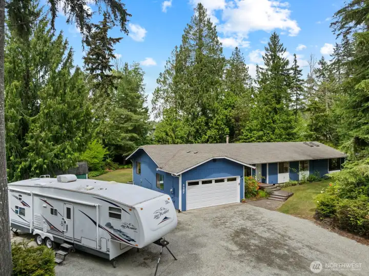 Large gravel driveway with RV parking and hookups Large gravel driveway with RV parking and hookups