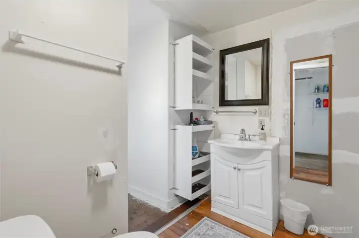 Full Bathroom off Family Room