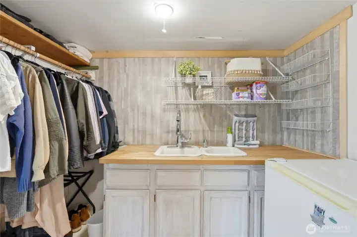Walk-in closet with small kitchenette