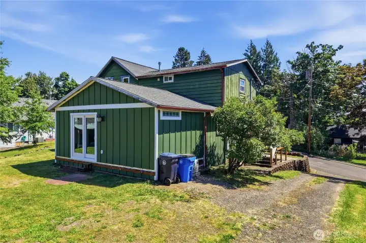 Back of home - oversized lot