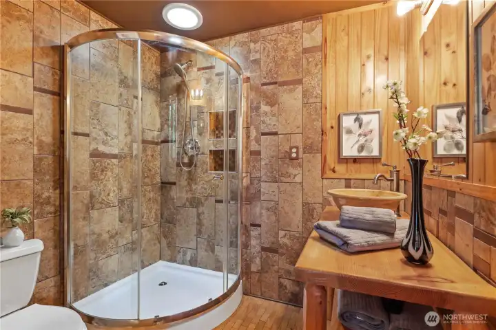 En-suite 3/4 bath En-suite 3/4 bath