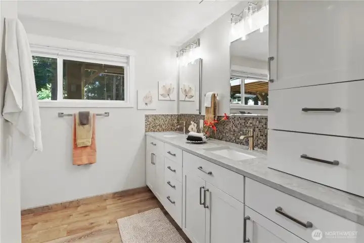 3/4 en-suite bath with double vanity and LOTS of storage 3/4 en-suite bath with double vanity and LOTS of storage