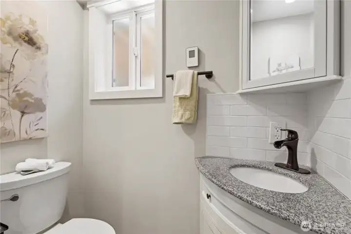 1/2 bath (powder room) for guests 1/2 bath (powder room) for guests
