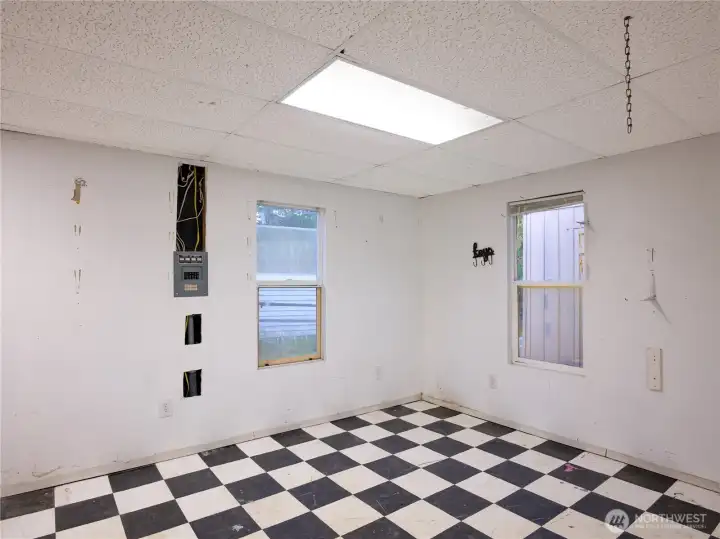 Out building/SHOP