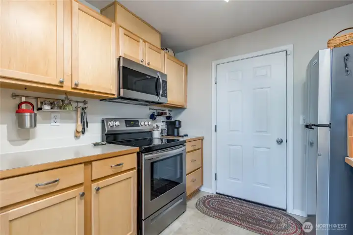 Kitchen appliances are only 5 years old.