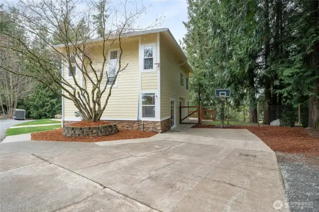 Large parking with access to fenced Dog Run area