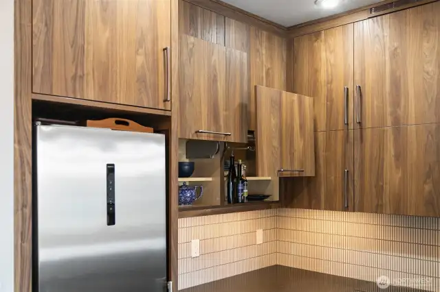 Belmont Walnut uppers & Dark Sage lowers means that you can pull cabinets down to easily load them or to grab stuff out.