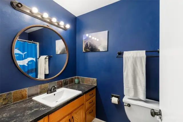 Upstairs full guest bathroom