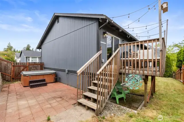 Enjoy the cool evenings in the hot tub!