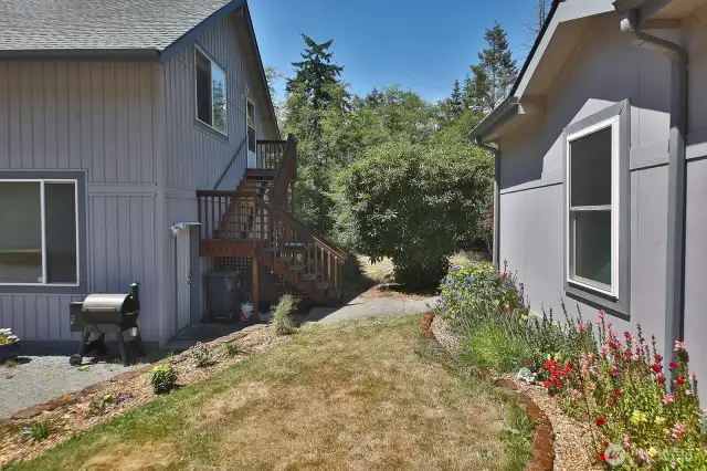 Let's go check out the guest apartment. Excellent potential for short or long-term rental income. And, always nice to have extra space for guests.