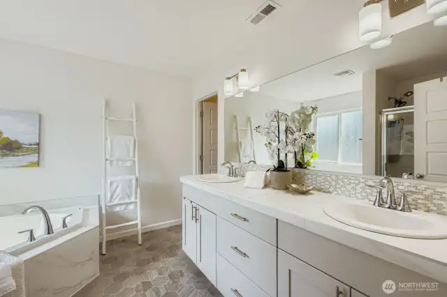 Indulge in an everyday spa experience with this exquisite 5-piece En Suite, meticulously designed to transform your bathroom into a sanctuary of relaxation and luxury. This complete bathroom offering ensures every detail contributes to a rejuvenating and restorative atmosphere, making each morning and evening a blissful escape.