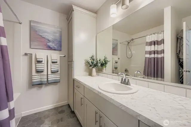 Additional full bathroom for guest rooms to share.